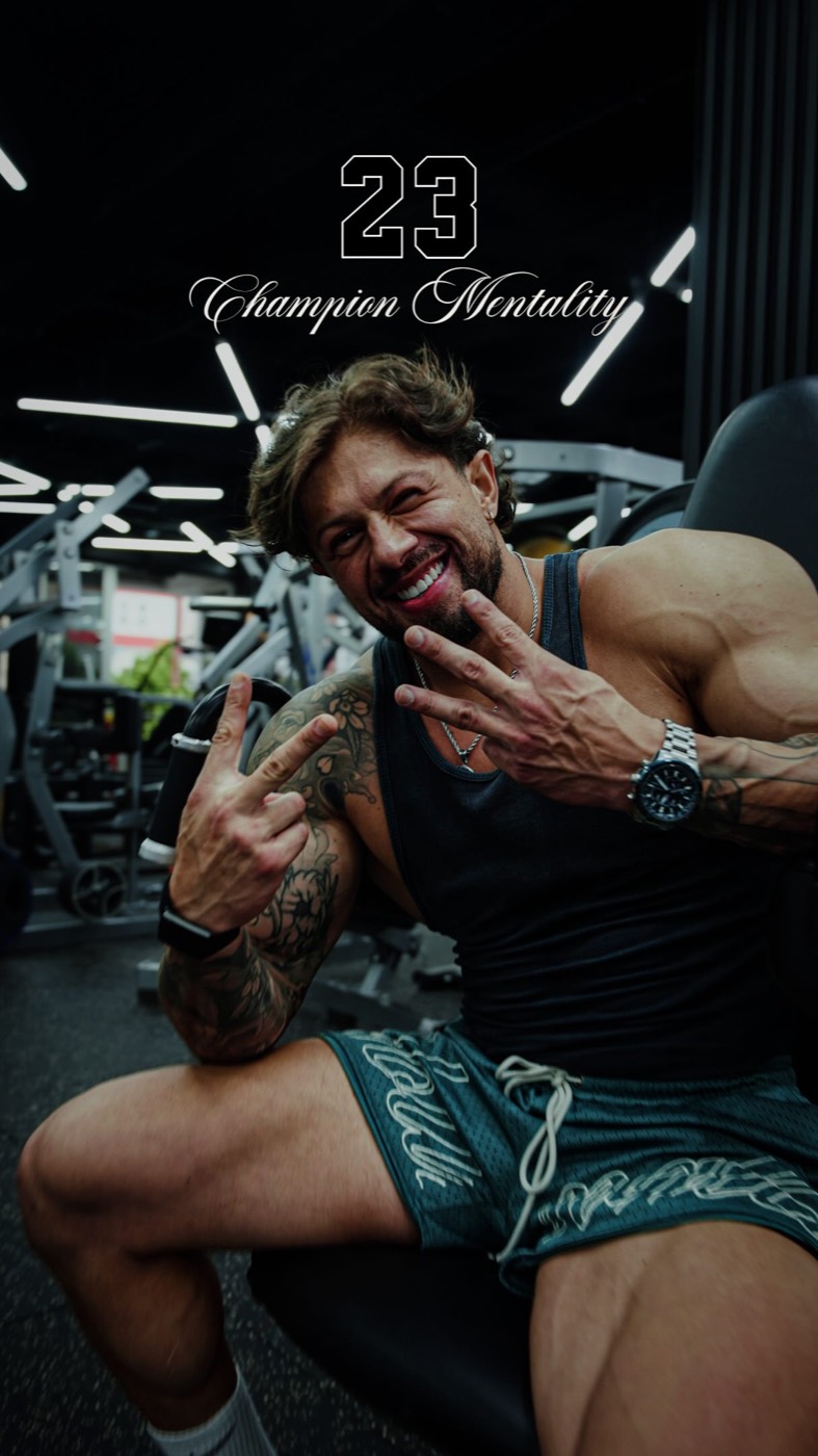 Adrián en la sala de entrenamiento
