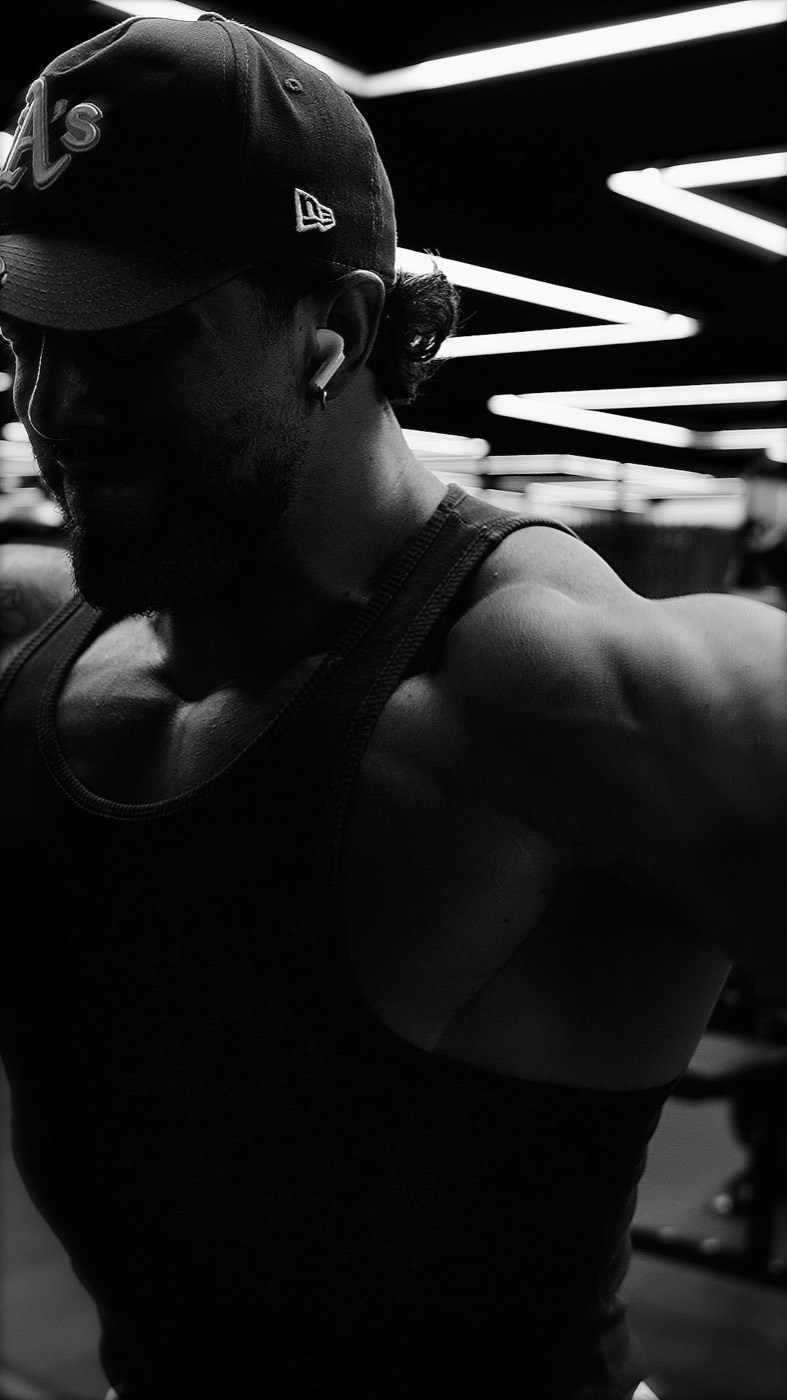 Atleta de Iron Culture con gorra en la sala de entrenamiento