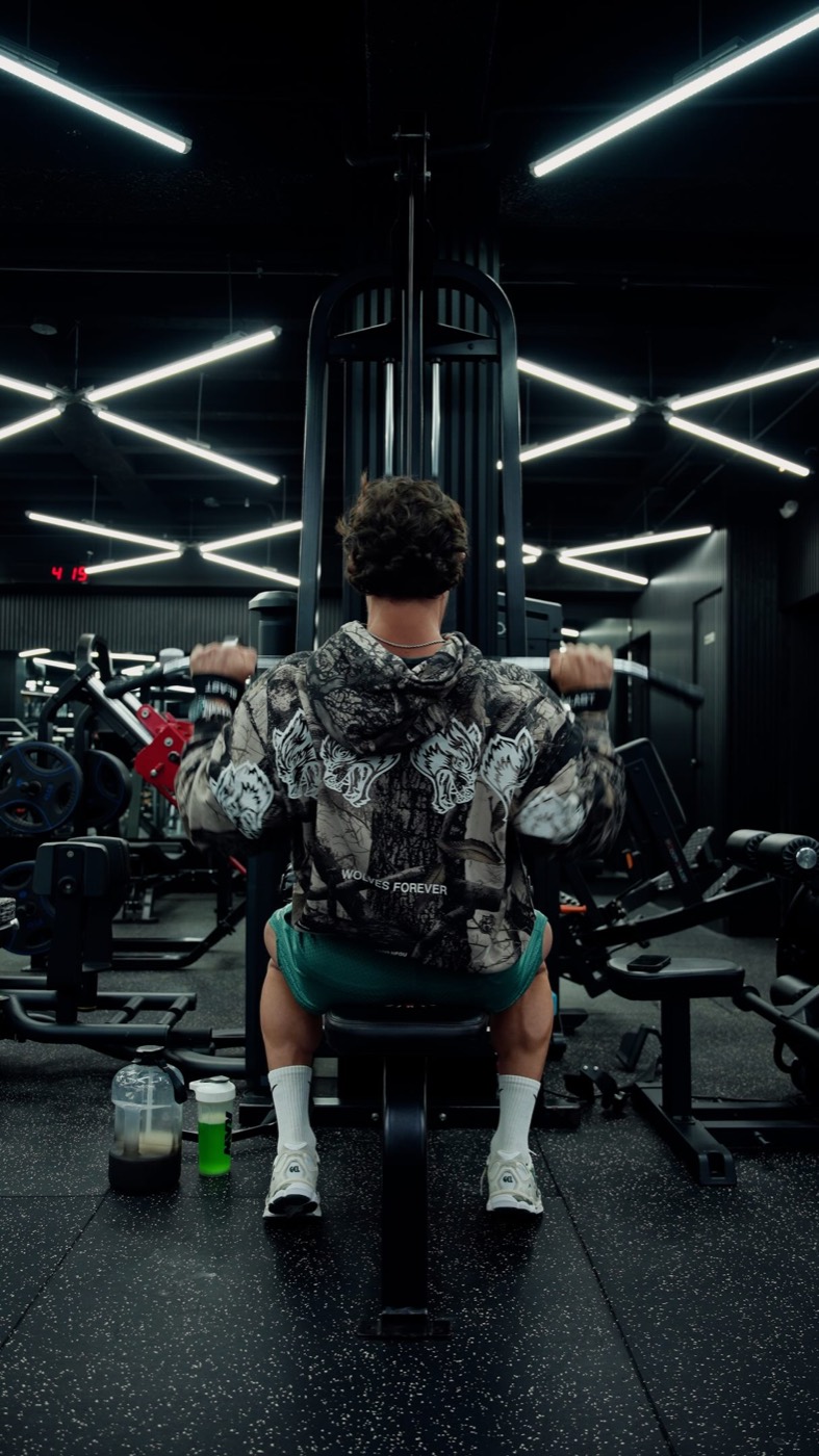 Atleta entrenando en una máquina del gimnasio