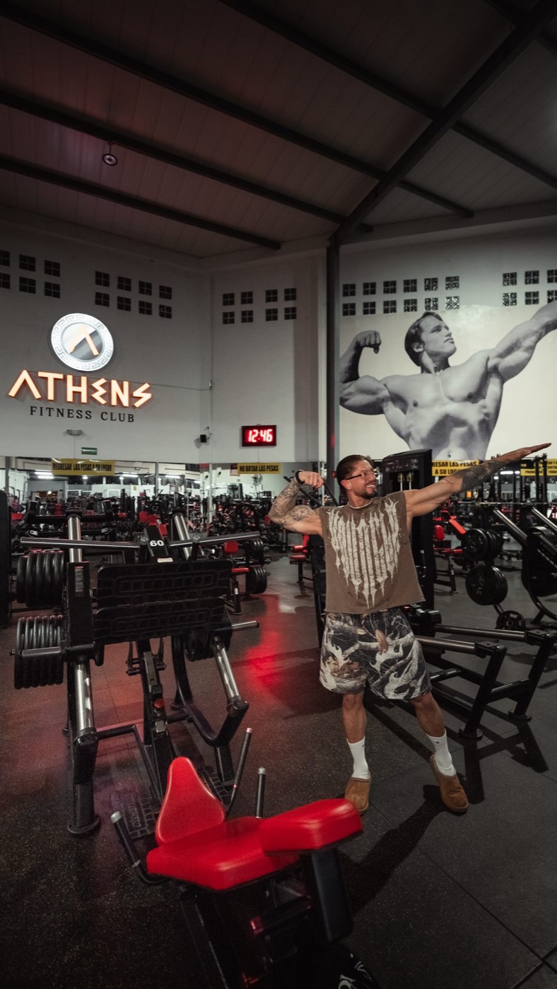 Interior del gimnasio con equipo de fuerza