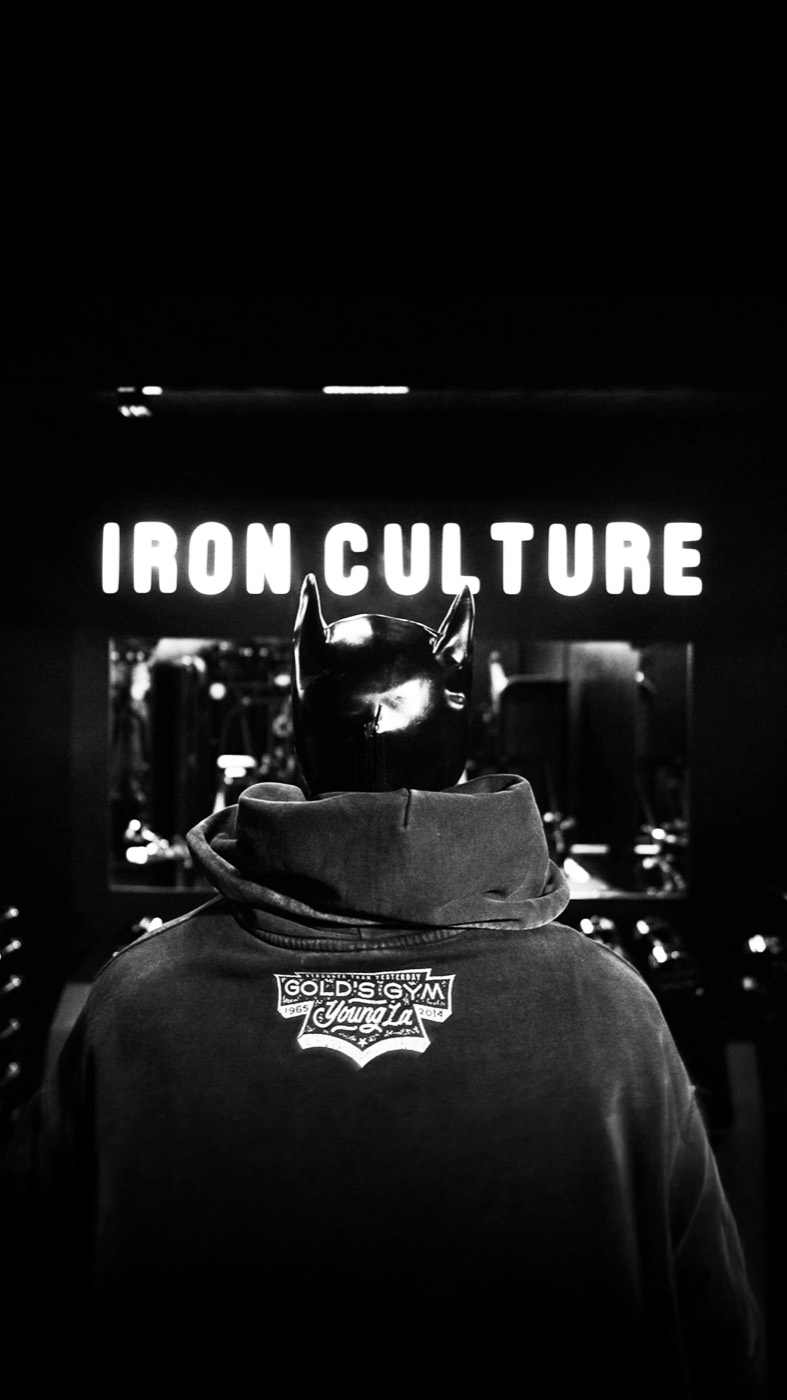Letrero Iron Culture iluminado sobre la sala